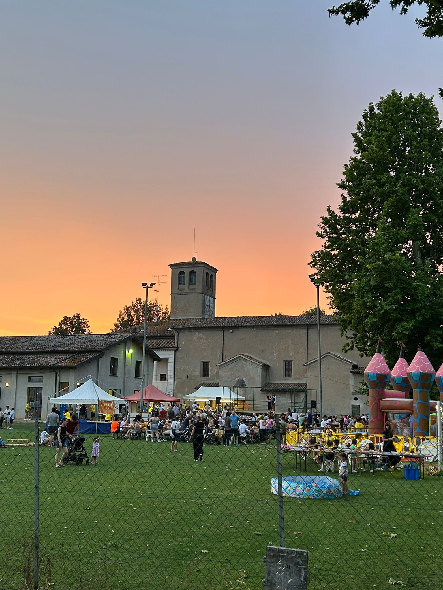 Festa della Sagra di Fogliano con tavoli imbanditi e luci festose